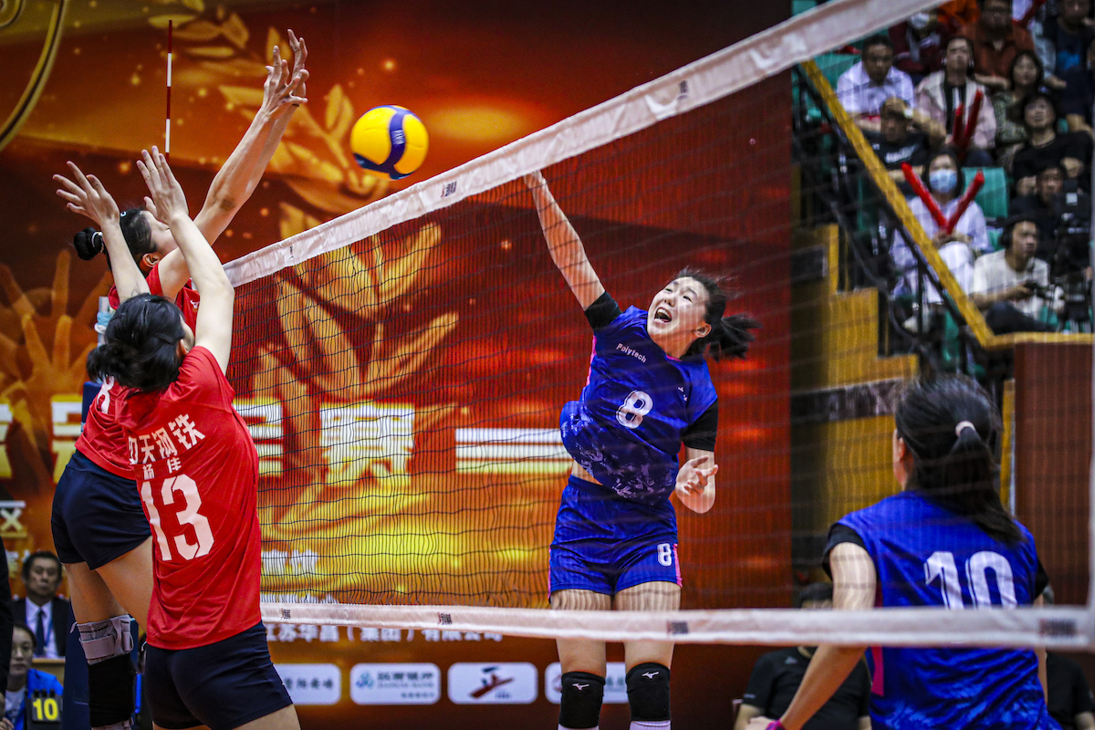 主教练临场指挥精准,球队乘胜迎战总决赛(场上主教练) 主教练临场指挥精准,球队乘胜迎战总决赛(场上主教练)